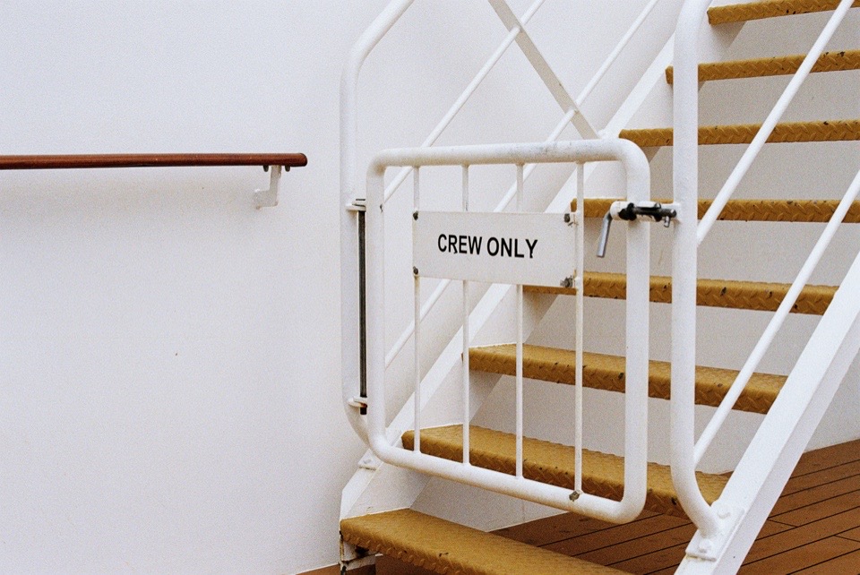 Treppe mit Tor und Schild „Crew only“