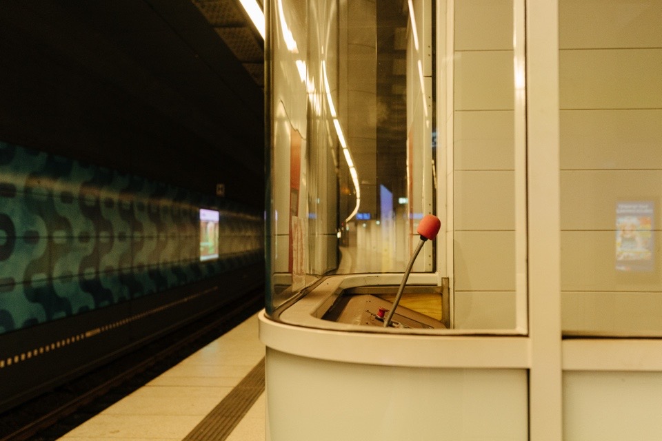 U-Bahnsteig mit Signalhebel im Aufsichtshäuschen